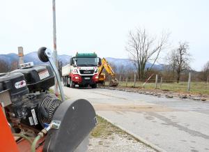 PRENOVA CESTE CERKNICA DOLENJE JEZERO 03 FOTO LJUBO VUKELIČ